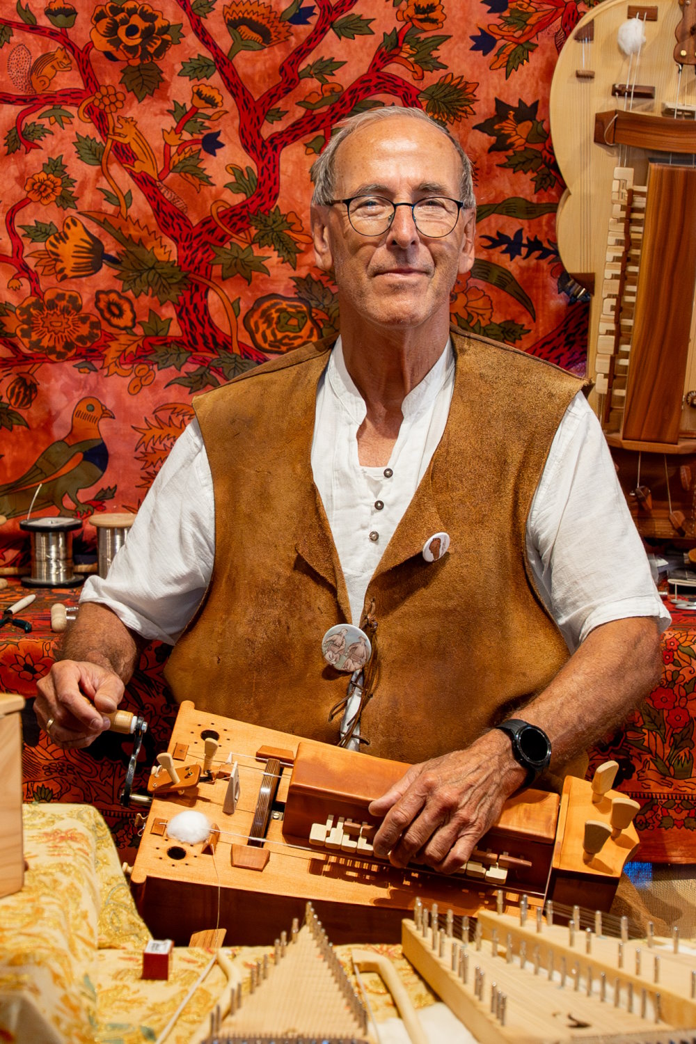 Karl M. Riedel mit einer Drehleier